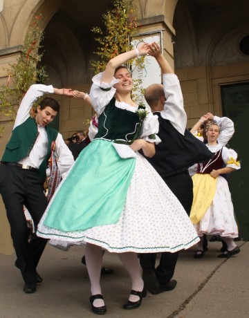Stárci tančí moravskou besedu. 25.10.2015