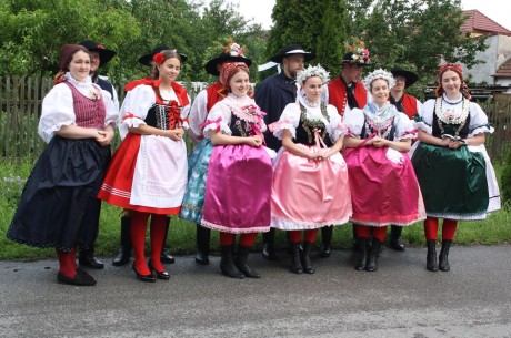 2ka) skupinové foto krojovaných
