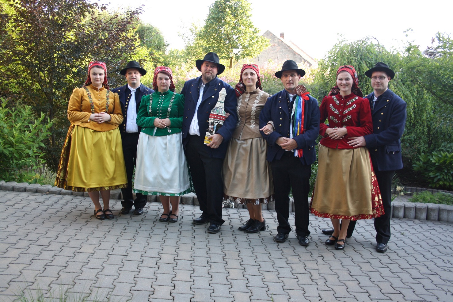 b) ženáčský kroj a