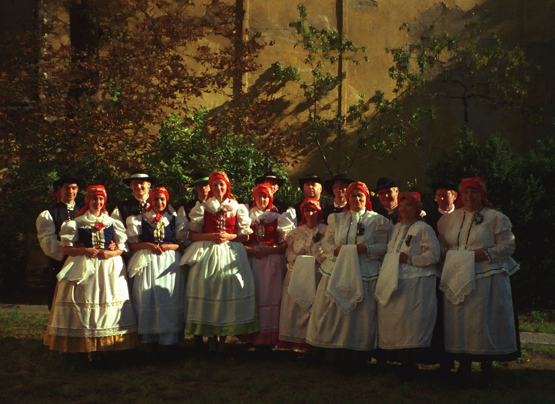 Černovická krojovaná skupina v r. 2000 b