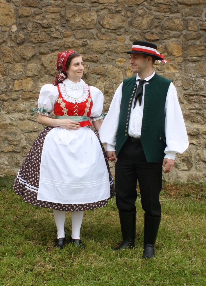 ženáčský kroj obnovený v roce 2015 (1)