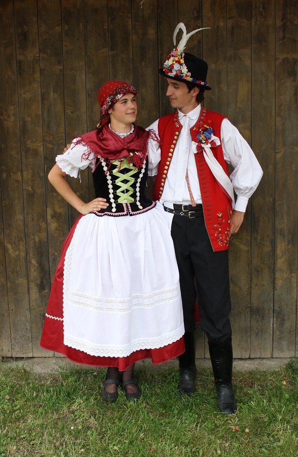 c) kroj z Moravských Knínic a