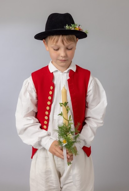 pb děti oblečené do kostela