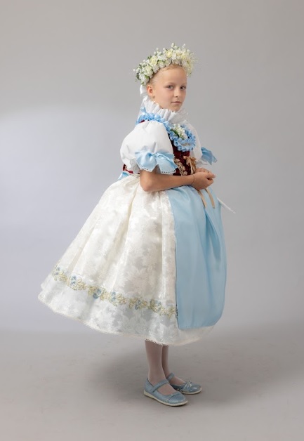 pba děti oblečené do kostela